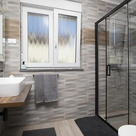 5 Schlafzimmer Eminentia Mit Meerblick Holiday home Liznjan
